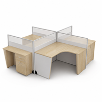 Poste de travail commercial rectangulaire moderne pour quatre personnes avec écran, armoire de rangement, dessus en grain de bois clair, gris basse intensité