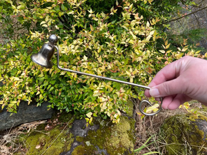 Velas decorativas de Azora Industries con forma de campana de metal plateado vintage - Product Image 2