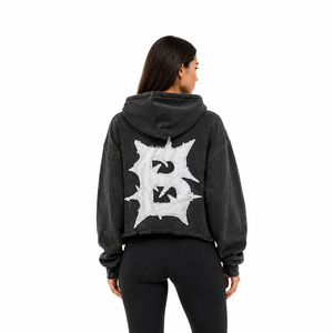 Sweat à capuche court noir délavé pour femme, style streetwear oversize, avec patchs graphiques usés, logo personnalisé, pull décontracté - Product Image 3