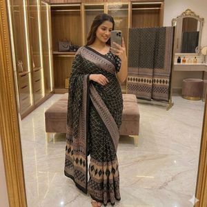 Magnifique Saree en Soie Chinon de Qualité Supérieure avec Broderie Miroir et Paillettes, Blouse de Créateur Imprimée, Idéal pour Fêtes, Mariages, Été, Vente en Gros Gratuite, Style Royal - Product Image 6