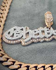 จี้เพชรโมอิสซาไนต์เงินแท้ 925 สำหรับผู้ชาย สไตล์แร็ปเปอร์ ชุบทองคำสีกุหลาบสองสี ตัวล็อกแบบหัวใจ พร้อมสลักชื่อหรือตัวอักษรตามสั่ง - Product Image 3