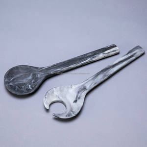 Ensemble de service à salade classique en résine rouge comprenant une cuillère à soupe et des ustensiles de cuisine pour mariage - Product Image 4