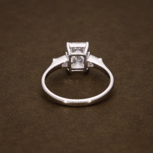 Bague de fiançailles pour femme en diamant de laboratoire taille radiant, design trois pierres avec diamants baguette latéraux, bijoux de mariée élégants - Product Image 2