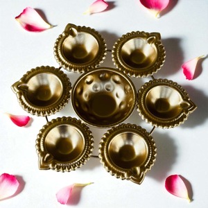 Clásico Tazón Urli de Metal Chapado en Oro con Forma de Loto para Decoración India, 7 Pulgadas, Entrega Rápida, Navratri, Diwali, Boda - Product Image 2