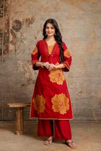 Ensemble de costume de luxe en coton rouge rubis brodé avec appliqué floral moutarde éclatant, pantalon assorti et dupatta doux - Product Image 3