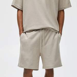 ชุดเสื้อยืดและกางเกงขาสั้นผู้ชายผ้าฝ้าย 100% สไตล์วินเทจโอเวอร์ไซส์ลำลอง พิมพ์ลายผ้าเทอร์รี่ ชุดเซ็ต 2 ชิ้น - Product Image 2