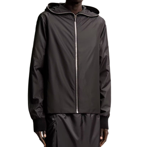 เสื้อแจ็คเก็ตผู้ชายสีดำแบบมีฮู้ด ผ้า softshell ซิปหน้า กันน้ำ ทรงโอเวอร์ไซส์ ใส่ได้ทุกฤดู เหมาะสำหรับกิจกรรมกลางแจ้ง - Product Image 1