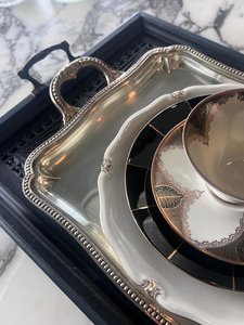 Bandeja Decorativa de Metal Plateado con Asas Doradas, Diseño Tradicional Rectangular, Patrón Abstracto, Paquete Individual - Product Image 4