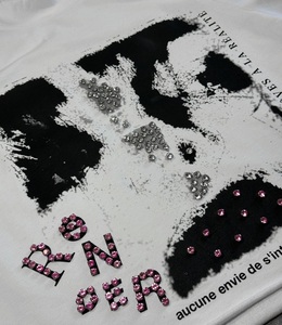 เสื้อยืดสตรีทแวร์ทรงบ็อกซี่แบบครอป ผ้าคอตตอน 100% หนานุ่ม ตกแต่งด้วยคริสตัล พร้อมโลโก้แบบสั่งทำพิเศษสำหรับผู้ชาย - Product Image 2