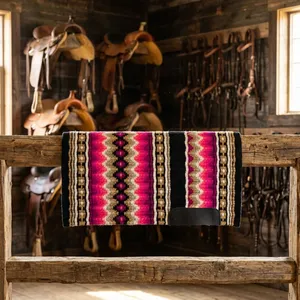 Couverture de selle en laine rose vif, motif cheval, faite à la main, très demandée, disponible à prix réduit - Product Image 4