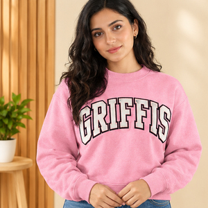 เสื้อสเวตเตอร์คอเต่าสีชมพูสำหรับผู้หญิง Griffis แบบสั่งทำพิเศษ ปักลายตัวอักษรกรีก พร้อมโลโก้ชมรมนักศึกษา สำหรับมหาวิทยาลัย - Product Image 1