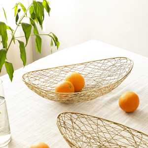 Bol en métal doré en forme de feuille, beauté intemporelle, fait main, écologique, durable, plat de service moderne pour la présentation des aliments - Product Image 6
