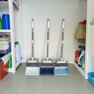 Juego de Escoba y Recogedor 2 en 1 con Mango de Acero Extensible y Cerdas de Nylon Suaves para Limpieza de Pisos - Product Image 1