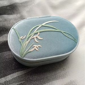 Étui à bijoux en tissu bleu clair brodé d'orchidées, organiseur de rangement pour petits accessoires - Product Image 3