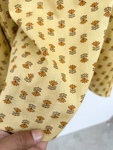 Vestido Mini Casual de Verano con Estampado Floral Amarillo Bohemio, Manga Abullonada de Algodón, Corte Holgado y Cuello con Lazos - Product Image 6