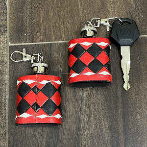 Porte-clés mini flacon à liqueur en cuir fait main 2026, nouveau design à carreaux, en cuir véritable, accessoire promotionnel pour l'Expo de Mars - Product Image 6