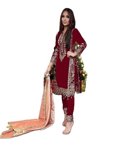 Vêtements en dentelle avec des strass brodés pour des tenues féminines écologiques, modernes et élégantes - Product Image 1