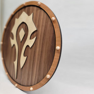 Authentique bouclier rond en bois de style viking, artisanat nordique classique pour décoration et accessoires de costume - Product Image 3