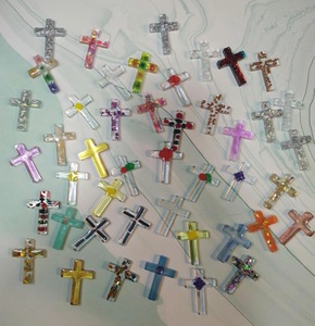 Croix carrée en résine ILAHI, motif folklorique découpé, design artistique avec motifs simples, bords lisses, couleurs vibrantes, haute qualité - Product Image 4