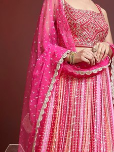 Haut court de demoiselle d'honneur en organza rose avec perles, col rond, sans manches, style classique - Product Image 6