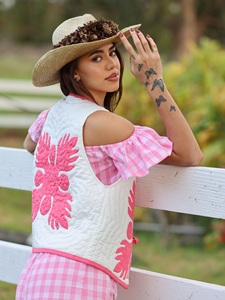 Gilet matelassé sans manches en patchwork de couleur unie rose, confectionné artisanallement, veste courte boutonnée pour femme - Product Image 5