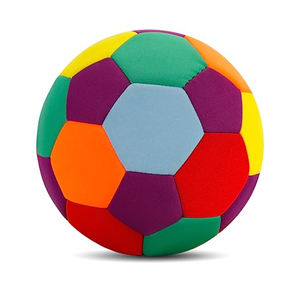 Ballon de football classique rembourré doux avec logo pour le jeu en salle - Durable, léger et écologique - Product Image 3