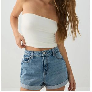 กางเกงยีนส์ขาสั้นเอวสูงสำหรับผู้หญิง ขอบพับได้ สไตล์ลำลองสำหรับฤดูร้อน กางเกงยีนส์ขาสั้นสีน้ำเงินฟอกแบบสั่งทำขายส่ง กางเกงขาสั้นแฟชั่นสำหรับผู้หญิง - Product Image 4