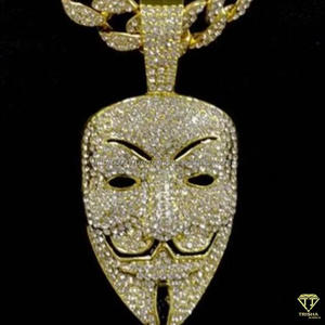 Pendentif masque hip-hop exclusif avec sertissage de diamants de laboratoire entièrement incrustés et finition argentée - Product Image 2