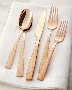 Juego de Cubiertos Reutilizables Dorados de 5 Piezas, Juego de Cubiertos de Acero Inoxidable Grabados para Bodas, Hoteles y Restaurantes - Product Image 1