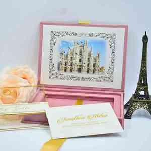 กล่องกำมะหยี่สีชมพูหรูหราสำหรับการ์ดเชิญงานแต่งงาน, ตราประทับฟอยล์สีทอง, การ์ดเชิญอะคริลิกใส, ริบบิ้นผ้าซาติน และฝาปิดแบบ Cathedral พร้อมลวดลายศิลป์ - Product Image 3