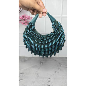 Sac de soirée demi-lune perlé avec anse, fermeture à rabat faite main, décoration perlée tendance pour les fêtes - Product Image 1
