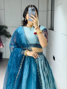 Lehenga Choli en soie pour femmes avec tissage Zari et bordure Kalamkari |   Ensemble de lehenga de créateur pour mariage et occasions festives avec dupatta - Product Image 4