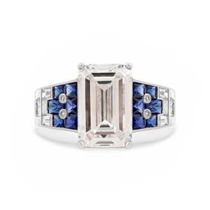 Bague en or véritable avec diamant de laboratoire personnalisé de 5 carats, inspirée du style vintage, taille émeraude, faite à la main, avec accents de saphir bleu royal, Art Déco - Product Image 2