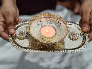 Support de bougie décoratif plaqué argent avec plateau miroir, centre de table Diya indien traditionnel, accents floraux Kundan - Product Image 1
