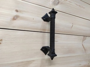 Poignée de portail en fer forgé classique Iron Nature avec motifs de feuilles en relief, extrémités ajourées et finition peinte pour clôtures et treillis - Product Image 3