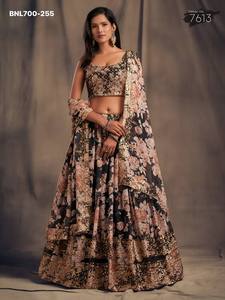 Conjunto de Lehenga semicompuesto de organza con estampado floral, lentejuelas y bordado Zari, fabricado en India. - Product Image 2