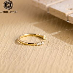 Bague de fiançailles classique pour femme Charm_Jewells, plaquée or rose, trois pierres, moissanite taille coussin, certifiée IGI, sertie à griffes - Product Image 3