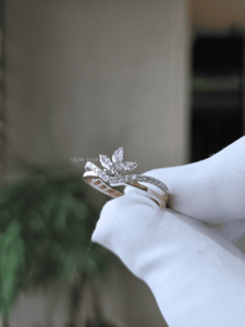 Bague Feuille Vintage d'Inspiration Naturelle avec Diamant de Laboratoire Taille Marquise 0,35 Carat, Sertie Pavé en Or et Griffes Torsadées, Bijou Fin Délicat pour Femme - Product Image 2