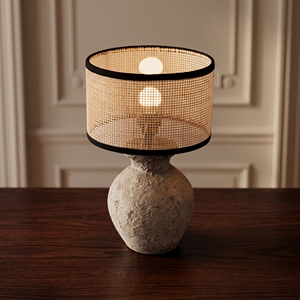 Lampe de table Japandi en cannage, abat-jour en rotin tressé, bordure noire, base en céramique texturée ronde, lampe de chevet - Product Image 3
