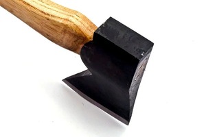 ขวานโทมาฮอว์กเกรดอุตสาหกรรมทำมือ พร้อมใบมีดเหล็กคาร์บอนสูงและด้ามไม้ ปลอกหนัง  รับผลิตแบบ OEM/ODM - Product Image 2