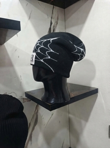 Bonnet en tricot personnalisé noir motif toile d'araignée avec patch logo, bonnet d'hiver extensible unisexe à revers - Product Image 6