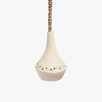 Le luminaire suspendu en céramique présente un design triangulaire simple et un élégant cordon en corde pour une lueur LED douillette près du lit.