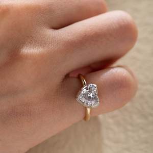 Anillo de Compromiso de Lujo en Oro Amarillo de 14K con Diamante Cultivado en Laboratorio en Forma de Corazón Romántico para Mujer, Certificado IGI - Product Image 5