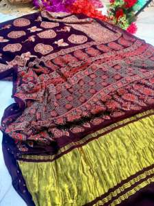 Collection de saris traditionnels en soie pure de qualité supérieure, imprimés Ajrakh, avec bordure Lagadi Patta, pour les occasions de fête, disponible en gros - Product Image 6