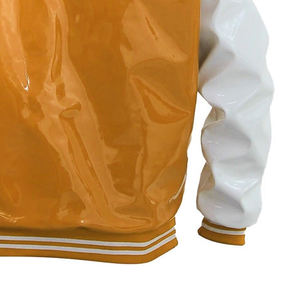 Chaqueta Varsity Unisex de Diseño en Cuero PVC con Cuello Alto y Logotipo Frontal, Ropa Urbana de Alta Calidad a Precio de Mayoreo - Product Image 4