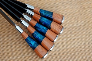 Ensemble de couteaux de chef faits main en acier carbone, 5 pièces, avec manches en résine ambidextres et couche d'acier Damas, étui en cuir inclus - Product Image 3