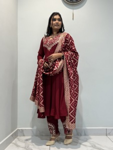Ensemble de robe Anarkali en soie romaine avec sequins, rivets et perles, pantalon brodé doublé et dupatta en viscose jacquard QO 1076 - Product Image 3