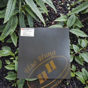 Meilleur Prix Écologique Panneau de Contreplaqué Noir Filmé 4x8 avec Cœur en Caoutchouc Épaisseur 15/18mm Plaque Phénolique E1 Usine Vietnamienne - Product Image 1
