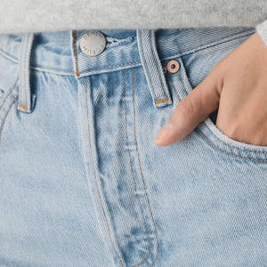 Shorts de mezclilla para mujer con presillas para cinturón, diseño inspirado en tendencias, bolsillos laterales funcionales, logotipo personalizado, cintura cómoda e informal. - Product Image 3