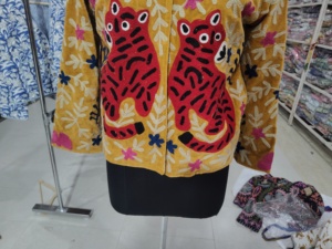 Veste en velours jaune pour femme, broderie tigre rouge, motif floral, manches longues, col rond, Shree Radha Govind Export, coton respirant - Product Image 5